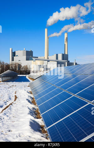 Alternative Energy - marque de nouveaux panneaux solaires. Centrale thermique à l'arrière-plan. Ciel bleu réfléchissant sur les panneaux. Banque D'Images