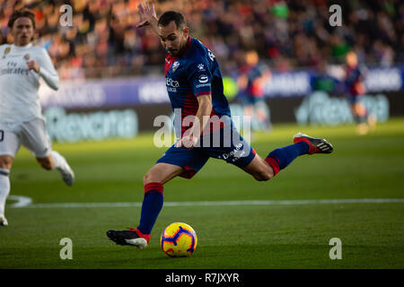 Huesca, Espagne. 09Th Nov, 2018. David Ferreiro de SD Huesca (7) tire vers le but pendant le match LaLiga entre SD Huesca et Real Madrid à El Alcoraz. Crédit : Daniel Marzo/Pacific Press/Alamy Live News Banque D'Images