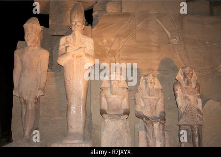 Les sculptures d'un pharaon, Karnak Temple Complex, UNESCO World Heritage site, Thèbes, Luxor, Gouvernement al-Uqsur, Egypte Banque D'Images