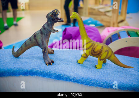 Chasseur de dinosaures sur fond modèles sauvages Banque D'Images