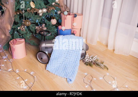 Très doux et superbes couvertures se trouvent près de l'arbre du Nouvel An. Séance photo dans le studio de photo. Bel intérieur. Banque D'Images