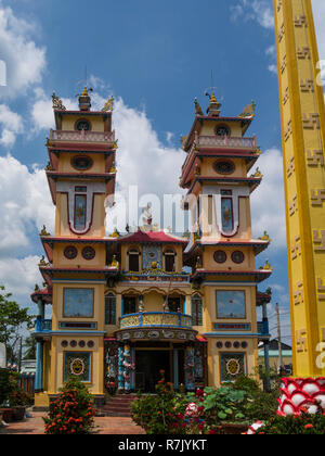 Temple de Cao Dai à Cai Be unique local symbolisent la religion indigène de l'Asie Vietnam Vietnam très fleuri Banque D'Images