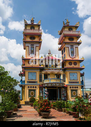 Temple de Cao Dai à Cai Be unique local symbolisent la religion indigène de l'Asie Vietnam Vietnam très fleuri Banque D'Images