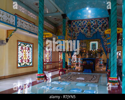 À l'intérieur du temple de Cao Dai à Cai Be unique local symbolisent la religion indigène de l'Vietnam Asie Vietnam temple très fleuri Banque D'Images