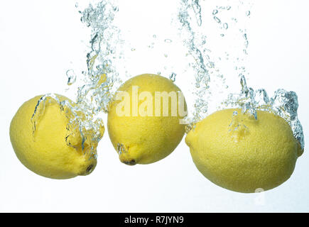 Citrons Water Splash sur fond blanc Banque D'Images