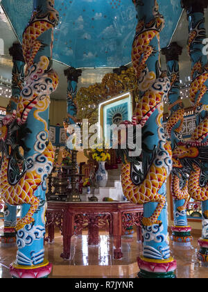 Piliers décorés au temple de Cao Dai à Cai Be unique local symbolisent la religion indigène de l'Vietnam Asie temple très fleuri Banque D'Images