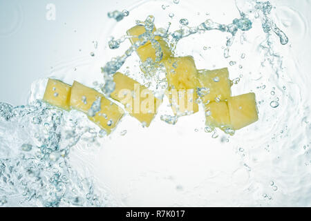 L'eau d'ananas blanc Splash sur Baclground Banque D'Images