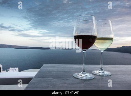 Des verres à vin sur table de restaurant avec seascape en arrière-plan, l'île de Santorin, Grèce Banque D'Images