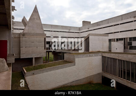 Éveux bei Lyon, Kloster Sainte-Marie de La Tourette, 1956-1960 von Le Corbusier, Innenhof Banque D'Images