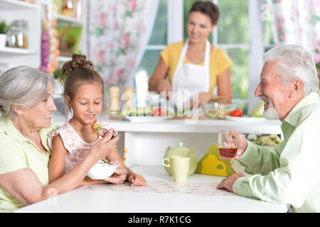 Portrait of senior couple drinking tea at kitchen Banque D'Images