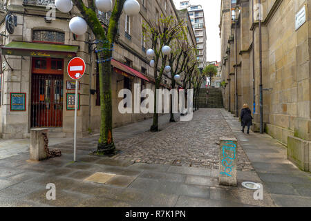 Vigo/Galice - Espagne - 12/2/18 - La rue entre un bar et une église à Vigo Banque D'Images