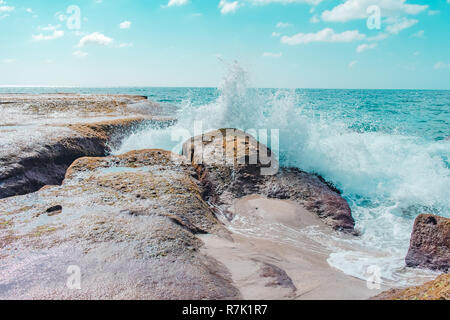 Les vagues s'écraser sur les rochers sur une plage à Laguna Beach, Californie, USA Banque D'Images