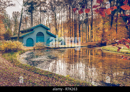 L'architecture historique d'un hangar à bateaux dans la forêt d'automne au parc royal national. Pays-bas Banque D'Images