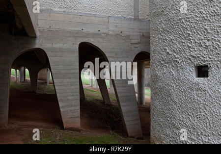 Éveux bei Lyon, Kloster Sainte-Marie de La Tourette, 1956-1960 von Le Corbusier, Innenhof mit Substruktionen Banque D'Images