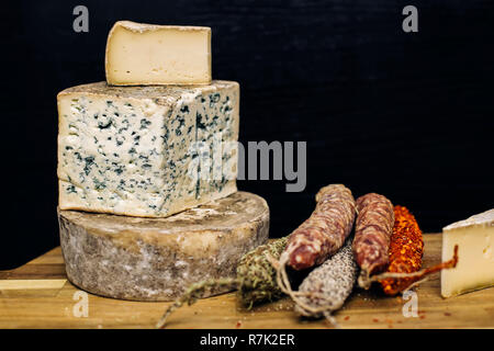 Variété de saucissons séchés français fromages d'Auvergne et sur la table en bois Banque D'Images