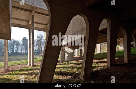 Éveux bei Lyon, Kloster Sainte-Marie de La Tourette, 1956-1960 von Le Corbusier, Substruktionen im Innenhof Banque D'Images