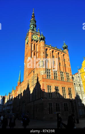 Gdansk, Pologne, le 2 décembre 2017. Tour de l'hôtel de ville vu de la rue Dluga. Banque D'Images