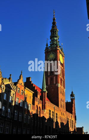 Gdansk, Pologne, le 2 décembre 2017. Tour de l'hôtel de ville vu de la rue Dluga. Banque D'Images