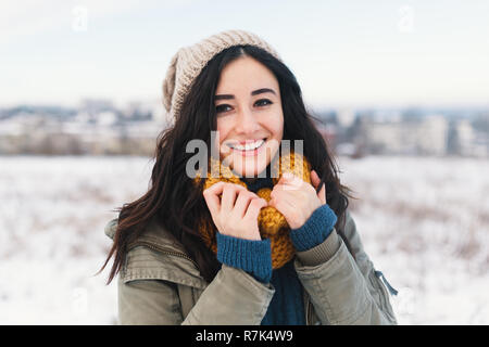 Fusion du cœur de l'hiver portrait de jolie jeune femme, profiter de l'hiver, neige, maison de vacances et son confortable, de beaux vêtements et un accueil chaleureux de la sueur en laine Banque D'Images