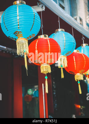 Lanternes de papier chinois sur l'oscillation de vent sur le toit d'un bâtiment par jour dans la rue Banque D'Images