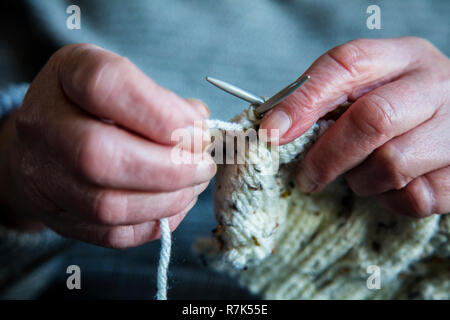 Close up d'un vieux womens mains knitting un cavalier Banque D'Images