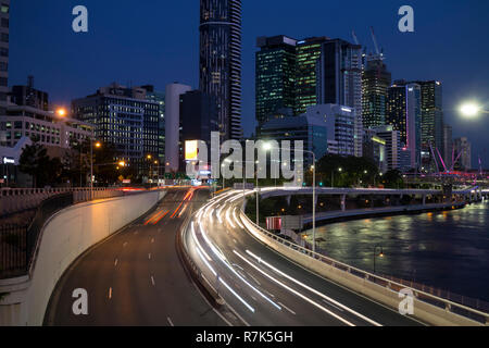 Soirée le trafic tout en légèreté sur le Riverside Expressway, North Quay, centre-ville de Brisbane, Queensland, Australie Banque D'Images