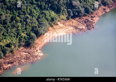 Les forêts et l'argile et rocky rives de rivière Iguazu vue aérienne. Frontière du Brésil et l'Argentine. Près de Parc National d'Iguaçu Iguaçu Falls. L'Amérique latine. Banque D'Images