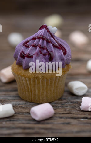 Mini cupcakes délicieux sur un fond doux de dessert, vintage pour Noël, nouvel an et saint valentin Holliday. Banque D'Images