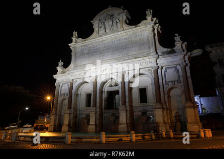 Vue de nuit sur le monument, la splendide Acqua Paola fontaine située près du Gianicolo à Rome, s'affiche dans son intégralité, illuminé par l'artifici Banque D'Images