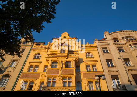 Maison bourgeoise jaune sur Masarykovo nábřeží à Prague Banque D'Images