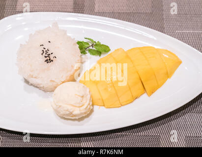 Mango sticky rice with ice cream Banque D'Images