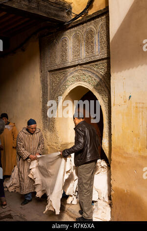 Maroc, Fès, Chaouwara les tanneries, les hommes se cache dans la sélection porte voûtée ancienne Banque D'Images