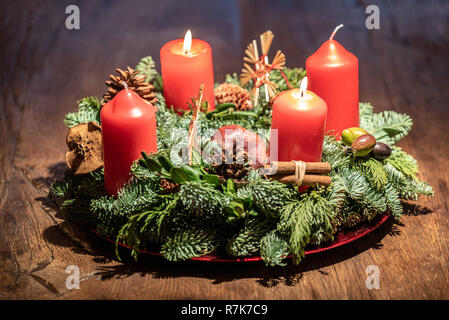 La guirlande et deux bougies rouges en feu sur une table en bois Studio Banque D'Images