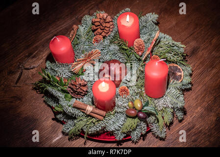 La guirlande et deux bougies rouges en feu sur une table en bois Studio Banque D'Images