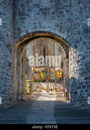 Le Château de Chepstow, l'entrée et l'affichage des lances, Drapeaux et fanions. Monmouthshire, Wales, UK Banque D'Images