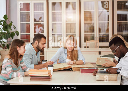 Camarade de classe internationale partage ami Concept Banque D'Images