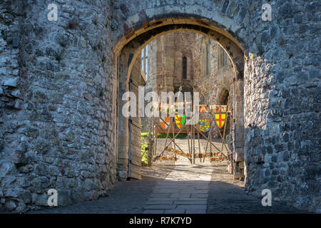 Le Château de Chepstow, l'entrée et l'affichage des lances, Drapeaux et fanions. Monmouthshire, Wales, UK Banque D'Images