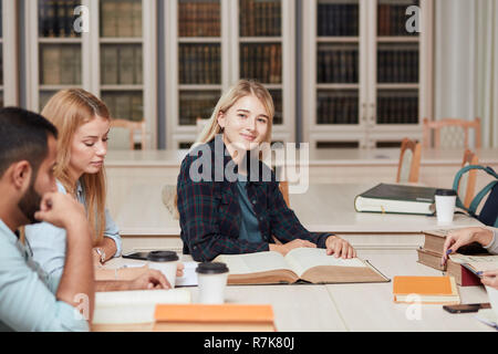 Camarade de classe internationale partage ami Concept Banque D'Images