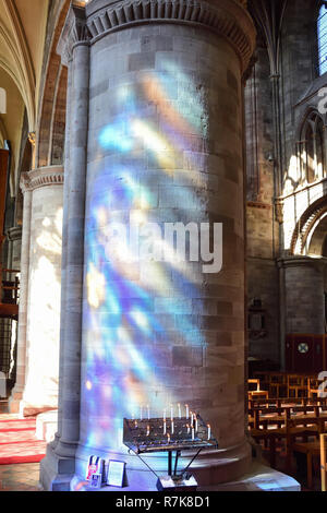 Vitrail de réflexions sur l'intérieur de la colonne, près de la Cathédrale Cathédrale de Hereford, Herefordshire, Angleterre, Royaume-Uni Banque D'Images