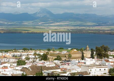 Espagne, Andalousie, province de Cadix, Bornos, route des villages blancs (Ruta de los Pueblos Blancos), parc naturel Sierra de Grazalema, le village de Grazalema et gamme de montagne dans l'arrière-plan Banque D'Images