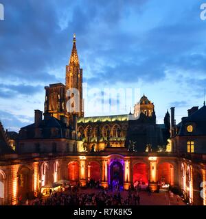 La France, Bas Rhin, Strasbourg, vieille ville classée au Patrimoine Mondial de l'UNESCO, le Palais des Rohan, qui abrite le Musée des Arts décoratifs, les beaux-arts et d'archéologie et cathédrale Notre-Dame, de l'animation dans la cour du palais de Rohan pendant la nuit des musées 2018 Banque D'Images