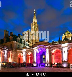 La France, Bas Rhin, Strasbourg, vieille ville classée au Patrimoine Mondial de l'UNESCO, le Palais des Rohan, qui abrite le Musée des Arts décoratifs, les beaux-arts et d'archéologie et Cathédrale Notre-Dame Banque D'Images