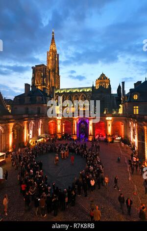 La France, Bas Rhin, Strasbourg, vieille ville classée au Patrimoine Mondial de l'UNESCO, le Palais des Rohan, qui abrite le Musée des Arts décoratifs, les beaux-arts et d'archéologie et cathédrale Notre-Dame, de l'animation dans la cour du palais de Rohan pendant la nuit des musées 2018 Banque D'Images