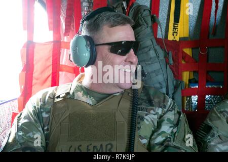 Chef de l'armée américaine, le général Mark Milley donne pendant un vol en hélicoptère à recevoir une mise à jour de l'information responsables de la composante de commandement des opérations spéciales de l'OTAN 18 juillet 2016, à l'aérodrome de Bagram, en Afghanistan. Milley a été choisi par le Président Donald Trump le 8 décembre 2018 pour être le prochain chef d'état-major interarmées. Banque D'Images