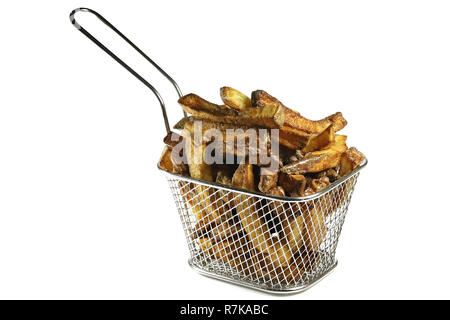 Des frites dans un petit panier de friture profonde isolé sur fond de bois Banque D'Images