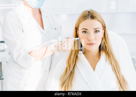 Femme blonde subit une procédure d'oxygène gaz-liquide du visage peeling Banque D'Images