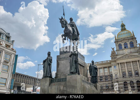Monument de Saint Venceslas à Prague avec le Musée National Banque D'Images