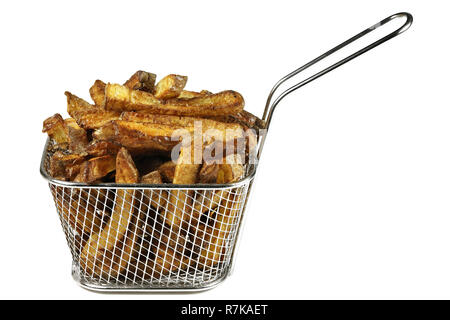 Des frites dans un petit panier de friture profonde isolé sur fond de bois Banque D'Images