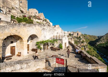 L'Italie, la Basilicate, Matera, Capitale européenne de la Culture en 2019, ses habitats troglodytiques Sassi di Matera ou rock et ses églises sont classées au Patrimoine Mondial par l'UNESCO, Sasso Barisano, Sextantio-Le hôtel troglodyte Grotte della Civita Banque D'Images