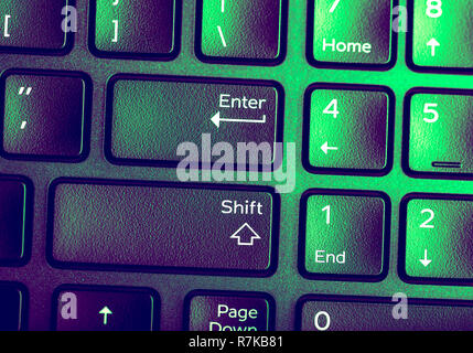 Close up image of violet vert avec touche Entrée du clavier Banque D'Images